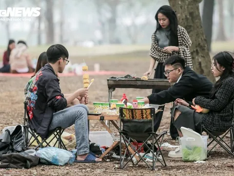 Người dân đổ ra Công viên Yên Sở cắm trại, tận hưởng kỳ nghỉ lễ