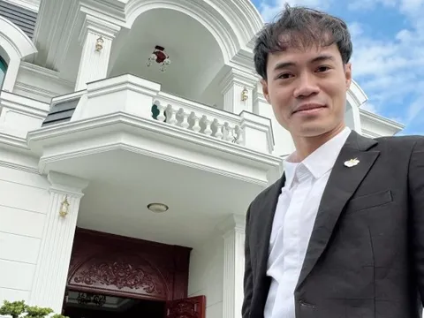 Chủ tịch Văn Toàn diện vest bảnh bao đứng bên biệt thự ở quê nhìn lại năm 2023, có tất cả nhưng lại thiếu điều này