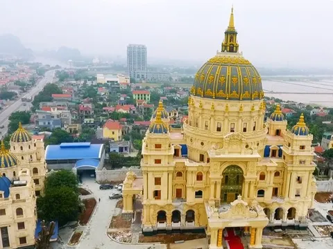 Những căn biệt thự dát vàng 'triệu view' được chủ nhà quay cận cảnh đang gây sốt trên mạng xã hội