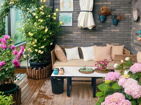 Chi hơn 70 triệu để cải tạo sân thượng, cặp vợ chồng có kết quả mỹ mãn với khu vườn 25m² xanh mướt mắt