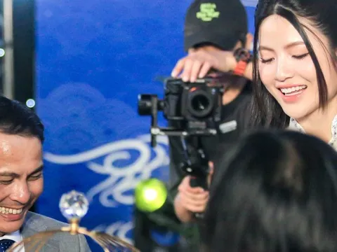 Bố mẹ Quang Hải cười tít mắt hãnh diện khi con dâu Chu Thanh Huyền nói một điều trước mặt họ hàng