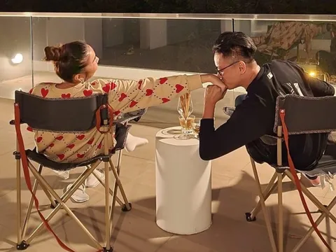 "Cô dâu mới" Thanh Hằng đăng ảnh mừng năm mới, đáng chú ý là hành động cực tình cảm của ông xã nhạc trưởng