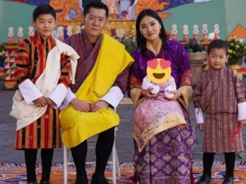 Vợ chồng hoàng hậu "vạn người mê" của Bhutan đăng ảnh gia đình mừng năm mới, tiểu công chúa 3 tháng tuổi lập tức "chiếm spotlight"