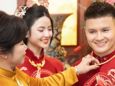Mẹ vợ làm điều đặc biệt với Quang Hải ở lễ ăn hỏi, phản ứng của Chu Thanh Huyền mới bất ngờ