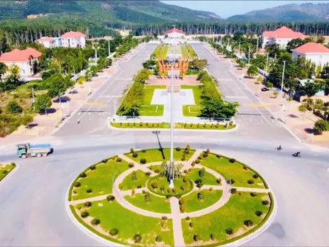 Huyện rộng ngang ngửa tỉnh Bắc Ninh sắp lên thị xã, nơi mà “một con gà gáy cả ba nước cùng nghe”