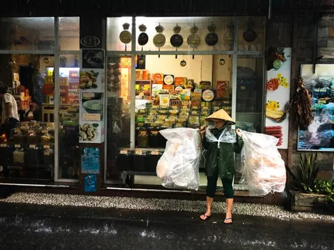 Vì một khoản tiền trăm triệu khi còn trẻ, nhiều người về già hối hận vì phải phụ thuộc vào con cháu, bươn chải vất vả