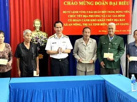 Gói bánh tét, tặng quà Tết cho người dân vùng biên giới tỉnh An Giang