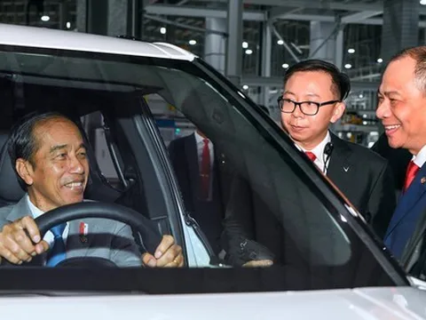 Tỉ phú Phạm Nhật Vượng cầm lái đưa Tổng thống Indonesia thăm nhà máy VinFast