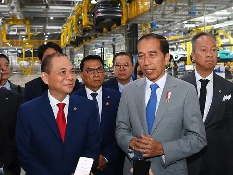 Con trai ông Phạm Nhật Vượng giới thiệu VF9 với Tổng thống Widodo, VinFast dự định rót 1,2 tỷ USD vào Indonesia