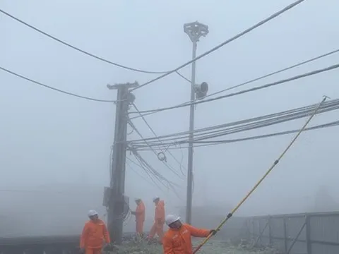 Những người 'gõ băng tuyết', đảm bảo lưới điện hoạt động trong giá lạnh