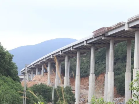 Hình hài những cây cầu cạn hùng vĩ ở cao tốc Diễn Châu - Bãi Vọt