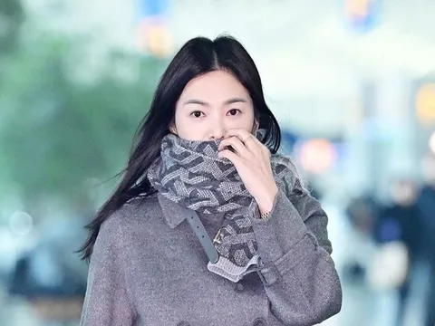 Song Hye Kyo đẹp tỏa sáng tại sân bay sang Pháp, mặt mộc chuẩn "nữ thần" ở tuổi 42 khiến công chúng xuýt xoa
