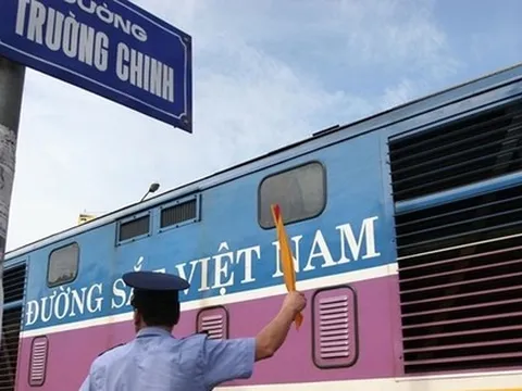 Đang làm việc về nối ray đường sắt Việt Nam - Trung Quốc