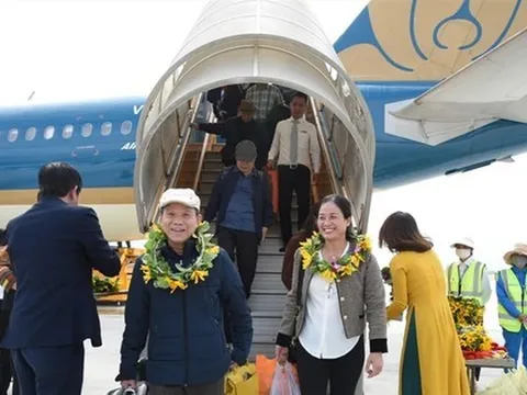 Giao thông giáp Tết: Giá vé máy bay 'sốt' từng ngày