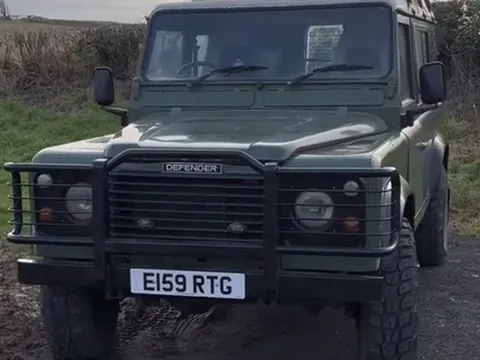 Vợ chồng trẻ biến Land Rover Defender cũ nát thành nhà di động, tính phượt ra thế giới