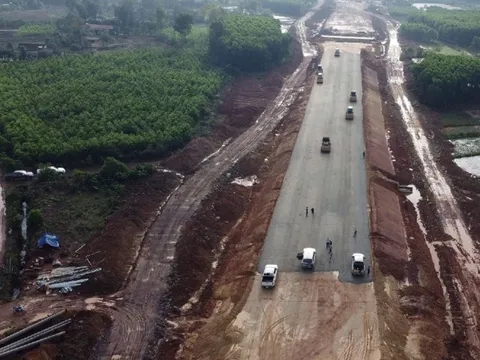 'Vượt nắng thắng mưa" thi công Tết, đẩy nhanh tiến độ cao tốc Hàm Nghi - Vũng Áng