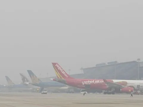 Gần 100 chuyến bay 'bất động' ở Nội Bài vì sương mù bủa vây