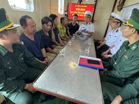 Đưa 5 ngư dân của tàu cá Bình Định gặp nạn trên biển về bờ an toàn