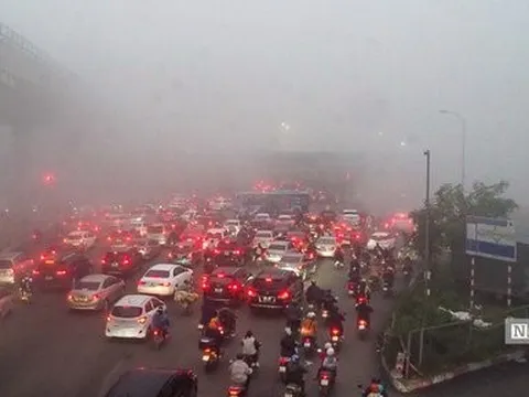 Hà Nội chìm trong sương mù