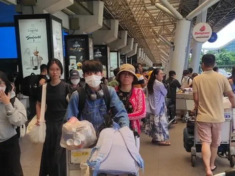 Khách ‘chóng mặt’ vì loạt chuyến bay ở Tân Sơn Nhất buộc phải đổi lịch trình