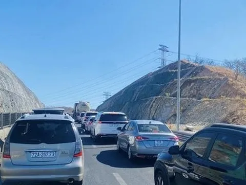 Hàng trăm xe ô tô ùn tắc ở cao tốc Vĩnh Hảo – Phan Thiết