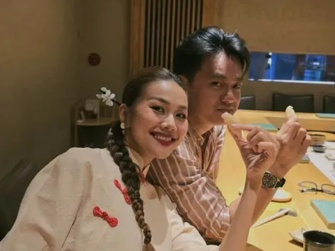 Thanh Hằng xứng đáng được gọi là "đại sứ áo dài" Tết Giáp Thìn, lần này còn khoe dáng cạnh ông xã