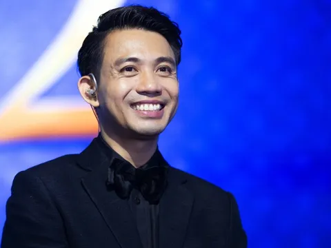 Minh Nhựa 12 tuổi theo bố đi làm, 15 tuổi học cầm name card cho đúng chất doanh nhân: Muốn được ba mua cho siêu xe, bạn phải chứng minh được năng lực, nếu không tạo ra giá trị thì xe wave cũng chẳng có!