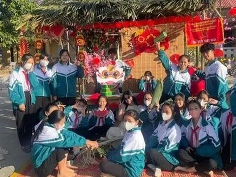 Mang mùa xuân ấm áp đến trẻ em nghèo vùng biên giới Kon Tum