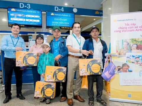 GULU FOODS tặng quà cho người lao động trên chuyến bay đoàn viên