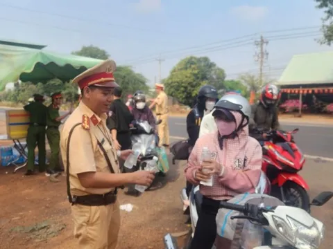 Bình Phước: Người dân nhận nước, khăn lạnh trên đường về quê ăn Tết