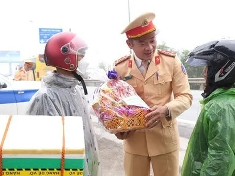 Món quà Tết ý nghĩa của CSGT tặng người dân xa quê về ăn Tết