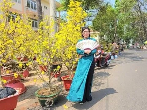 Người dân xúng xính xuống phố Buôn Ma Thuột check-in đón Tết