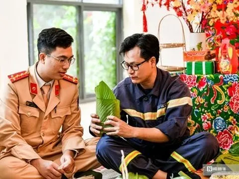 Cảnh sát PCCC trổ tài gói bánh chưng đón Tết Nguyên đán