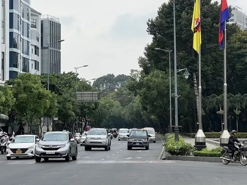 Khách nước ngoài bất ngờ trước hình ảnh các tuyến đường quanh sân bay Tân Sơn Nhất