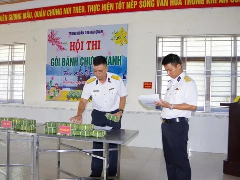 Cán bộ, chiến sĩ Trung đoàn 196 Hải quân tham gia thi gói bánh chưng
