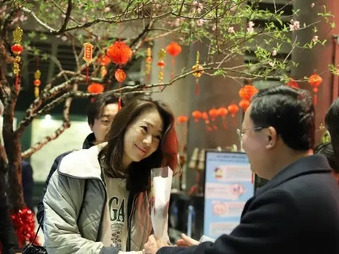 Đoàn khách quốc tế đầu tiên tới vịnh Hạ Long trong năm mới