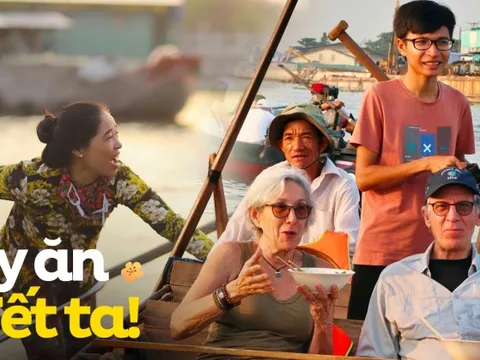 Khách Tây dậy sớm ăn bánh canh, uống cà phê trên chợ nổi, thích thú trải nghiệm không khí Tết miền Tây
