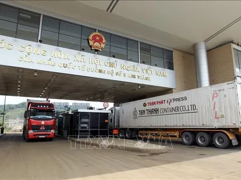 Xuất nhập khẩu, xuất nhập cảnh sôi động ngày đầu năm mới tại cửa khẩu Lào Cai