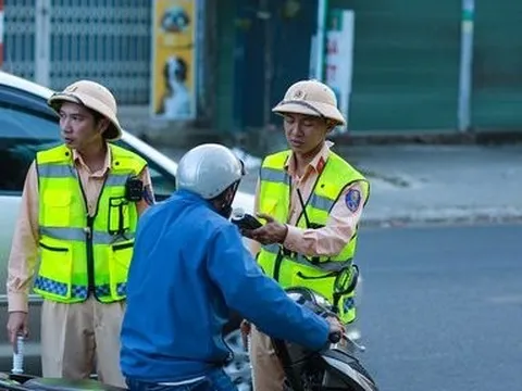 Lâm Đồng: Lực lượng CSGT xuyên Tết kiểm tra nồng độ cồn 