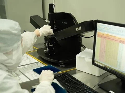 Công nhân hối hả làm việc xuyên Tết, nhận lương ‘khủng’