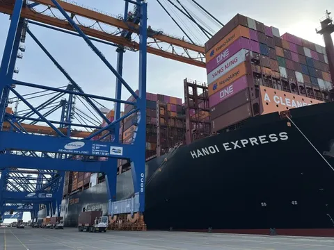 Siêu tàu container mang tên Thủ đô Việt Nam do hãng tàu Đức sở hữu: Thuộc lớp tàu lớn nhất thế giới tải trọng 225.000 tấn, chở lượng hàng hóa hàng tỷ đô chu du khắp trái đất