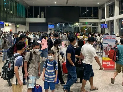 Hành khách ùn ùn bay đêm về Tân Sơn Nhất ngày cuối kỳ nghỉ Tết