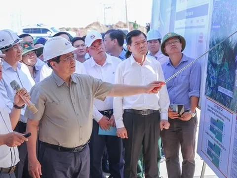 Thủ tướng kiểm tra hiện trường, thúc đẩy tiến độ 2 dự án cao tốc trọng điểm vùng Đông Nam Bộ