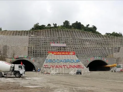 Khí thế trên công trường cao tốc Bắc - Nam ngày đầu năm