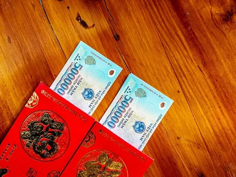 Cầm tiền Tết còn lại: Tiêu ngay, cất đi, gửi tiết kiệm, mua vàng hay đầu tư chứng khoán?