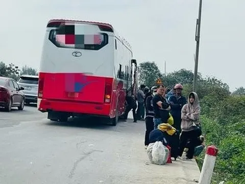 Người dân vạ vật bên đường đón xe rời quê hương sau kỳ nghỉ Tết