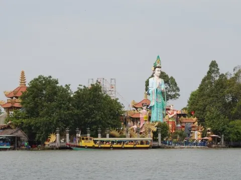 Đồng Nai: Chuyến đò chở khách viếng chùa Phước Long ngày đầu năm