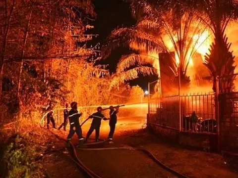 Đồng Nai: Nỗ lực dập tắt đám cháy kho chứa đồ nhựa ở Tp.Long Khánh