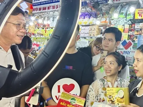 Chủ doanh nghiệp trở thành diễn viên livestream bán hàng