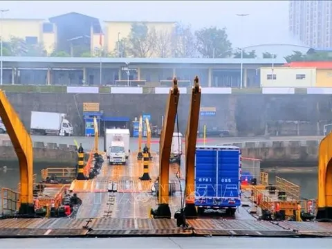 Quảng Ninh xuất khẩu 925 tấn hàng hóa qua lối mở cầu phao tạm km3+4 Hải Yên